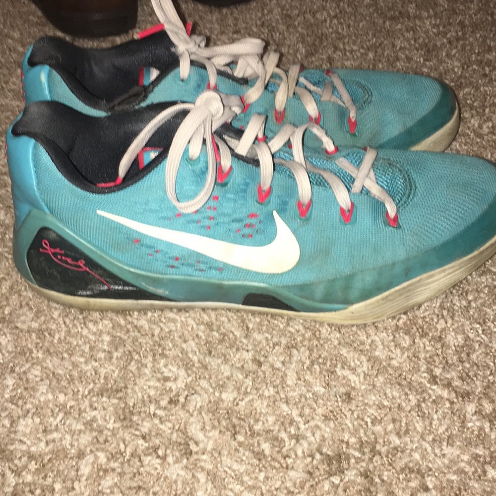 Tennis shoes